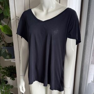Community Aritzia Women’s Black V-Neck Short Sleeve Top Lg